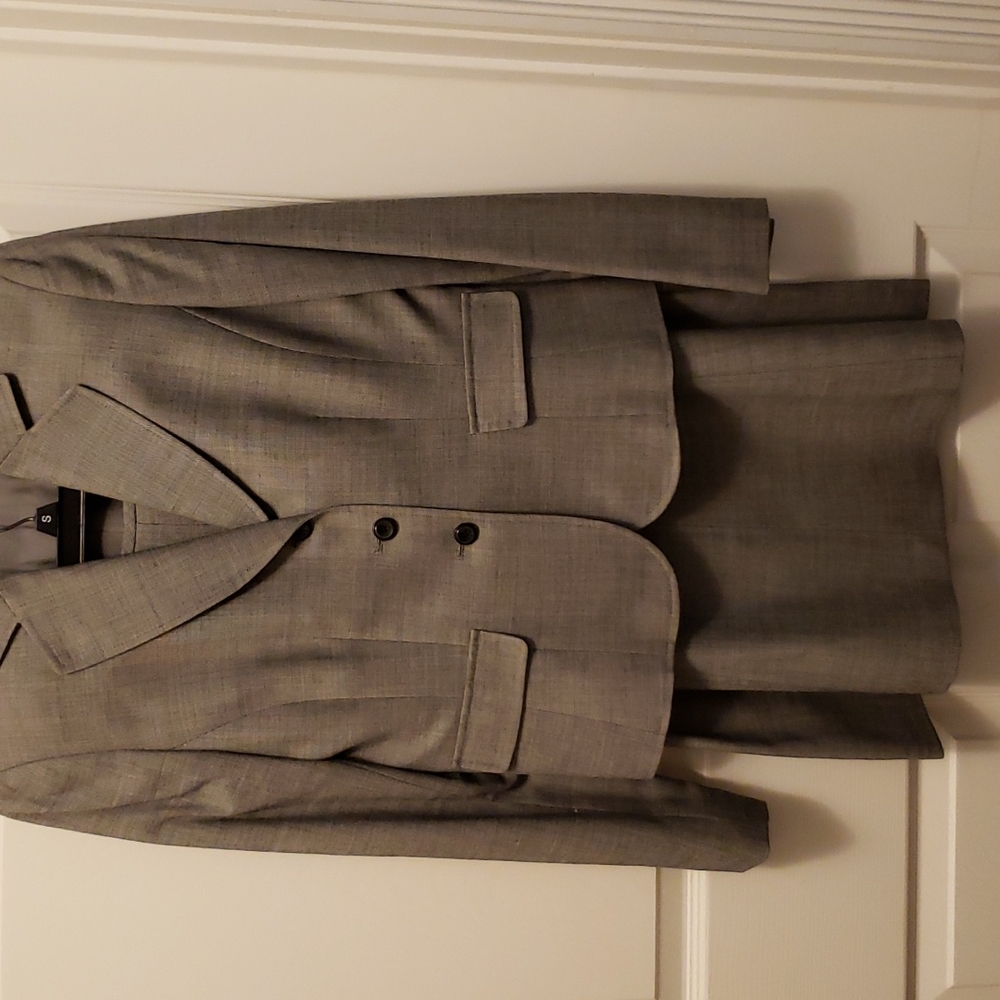 Tahari skirt suit with fitted jacket